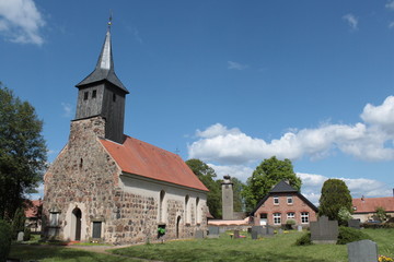 Fototapeta na wymiar Dorfkirche in Zöllmersdorf bei Luckau