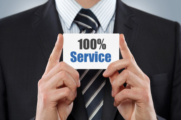 Mann mit Karte "100% Service"