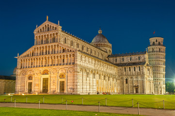 Fototapeta na wymiar Katedra w Pizie i Krzywa Wieża