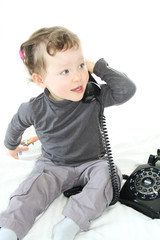 bébé au téléphone