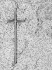Kreuz aus Metall auf Grabstein, grau, Niedersachsen, Deutschland, Europa