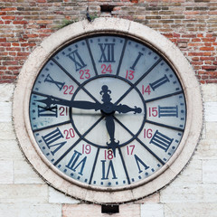 antike Uhr an der Portoni della Bra in Verona