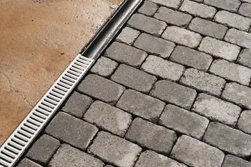 Pflasterarbeiten und neues Entw&auml;sserungssystem - Drainagerinne