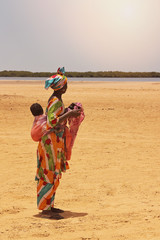 Fototapeta premium femme africaine portant bébé das le dos