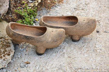 zapatos artesanales de madera, madreñas