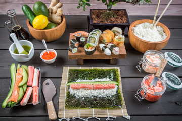 Obraz na płótnie Canvas Zbliżenie świeżych składników sushi