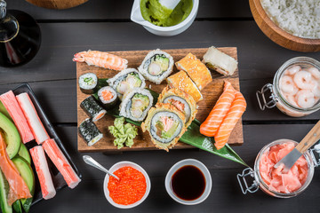 Plakaty  Sushi w otoczeniu świeżych składników?