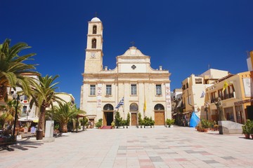Fototapeta na wymiar Cerkiew na placu w Chania, Kreta