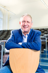 Uni Professor im Hörsaal