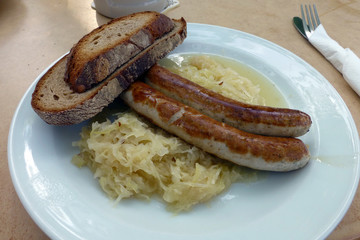  Bratwurst mit Sauerkraut