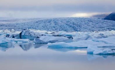 Crédence de cuisine en verre imprimé Glaciers Beatiful vibrant picture of icelandic glacier and glacier lagoon