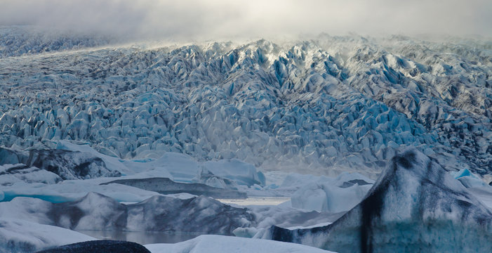 Beatiful vibrant picture of icelandic glacier and glacier lagoon