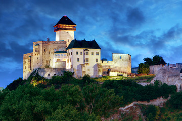 Fototapeta na wymiar Słowacja Zamek w nocy - Trencin