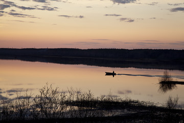 Obraz na płótnie Canvas Вечерняя рыбалка на реке