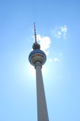 Die Sonne hinter dem Fernsehturm in Berlin