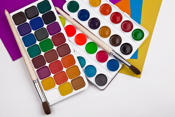 краски, кисти и цветная бумага для творчества