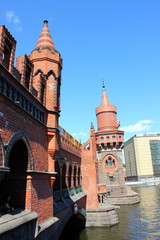 Fototapeta premium Ansicht der Oberbaumbrücke über die Spree in Berlin