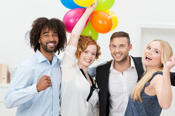 junges team jubelt im büro