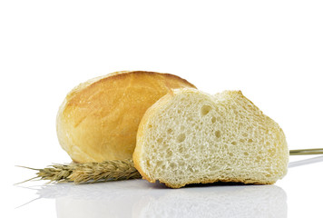 Bułka pszenna na białym tle