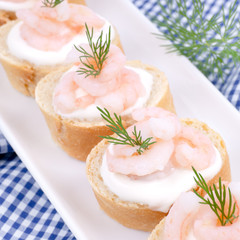 Frische Garnelen auf Baguette