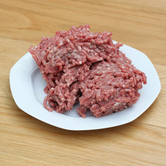 carne macinata cruda su piatto
