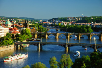 Uitzicht op de Karelsbrug in Praag vanuit de Letensky-tuinen.