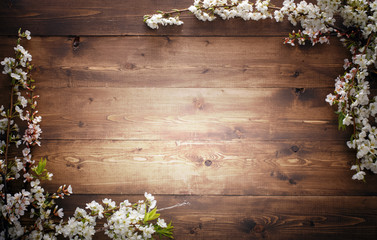 Obraz premium Flowers on wood texture background with copyspace