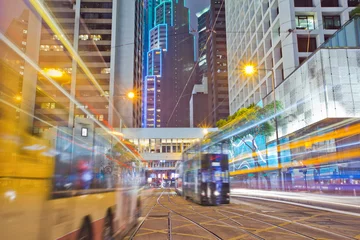 Zelfklevend Fotobehang Hong-Kong tram en bus op de weg de nacht van Hong Kong