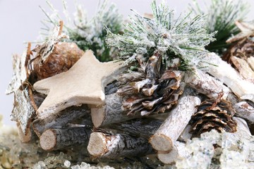 gesteck für weihnacht mit stern und  reisig, weiss