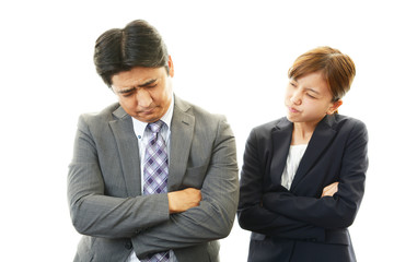 苦悩するビジネスマンと怒るOL