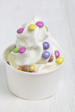 Frozen Yogurt mit Schokolinsen