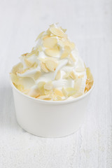 Frozen Yoghurt mit Mandeln