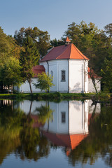 Fototapeta na wymiar Kościół na wodzie w Zwierzyńcu