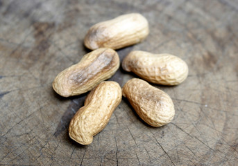 Obraz premium Peanuts on old wooden
