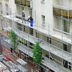 Echafaudeur au montage d'un &eacute;chafaudage
