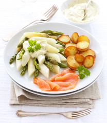 Spargel mit Bratkartoffeln und Lachs