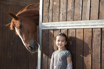 Caballo buscando a niña