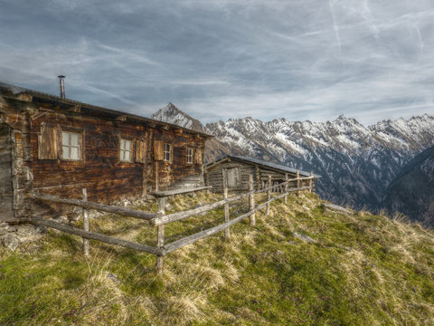 urige Almhütte in den Alpen in HDR