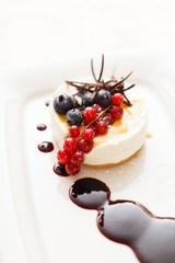 cheesecake with berries