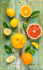 Obrazy  Owoce cytrusowe (cytryna, grejpfrut i pomarańcza) na drewnie