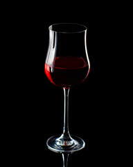 Rotweinglas vor schwarzem Hintergrund