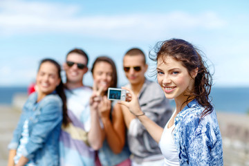 Fototapeta premium happy teenagers taking photo outside