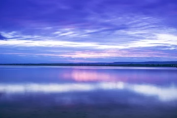 Foto op Plexiglas Donkerblauw Prachtig wolkenlandschap over de zee, zonsondergangschot