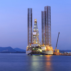 Jack up oil drilling rig in the shipyard for maintenance at suns