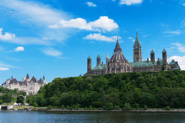 Fototapeta na wymiar Kanadyjski Parlament Hill widziane z rzeki podczas Ottawa