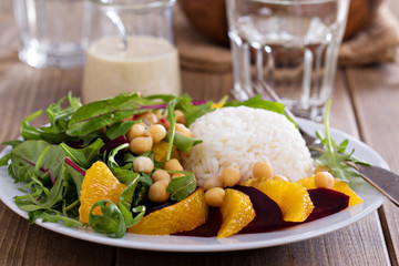 Salad with beet, chickpeas, rice and greens