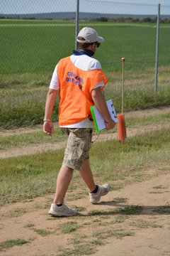 comisario de carrera en circuito de rally de coches
