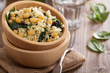 Salad with rice, chickpeas, spinach, raisins