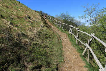 Fototapeta na wymiar Ścieżka górskich w kierunku Bolettone