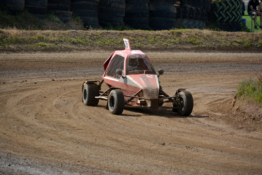 vehiculo buggy girando en una curva de circuito de tierra